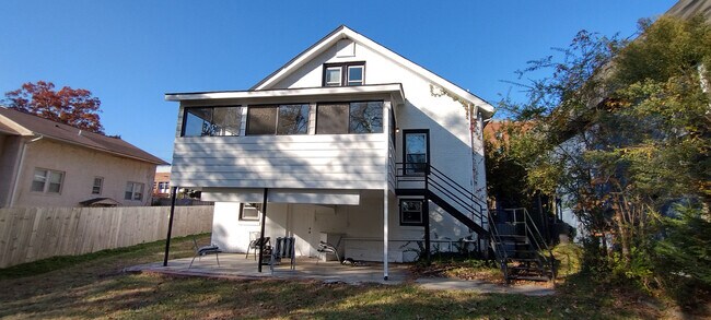 Foto del edificio - Room in Single Family Home on Formosa Ave