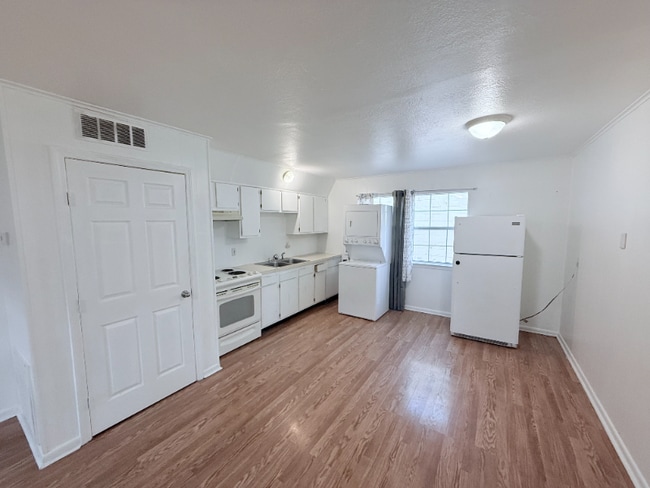 Foto del edificio - 629 Papworth Ave