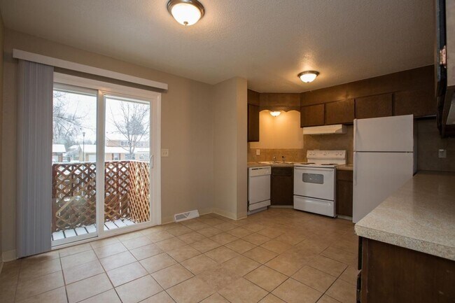 Building Photo - Students Welcome! Great Location!