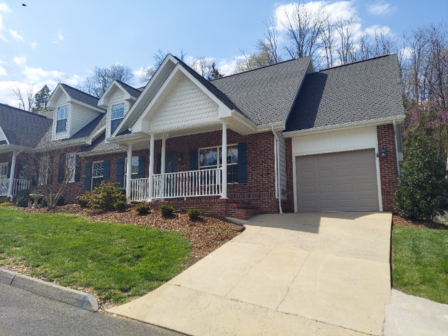 Building Photo - 30 Hiddenbrook Ln