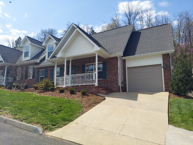 Foto del edificio - 30 Hiddenbrook Ln