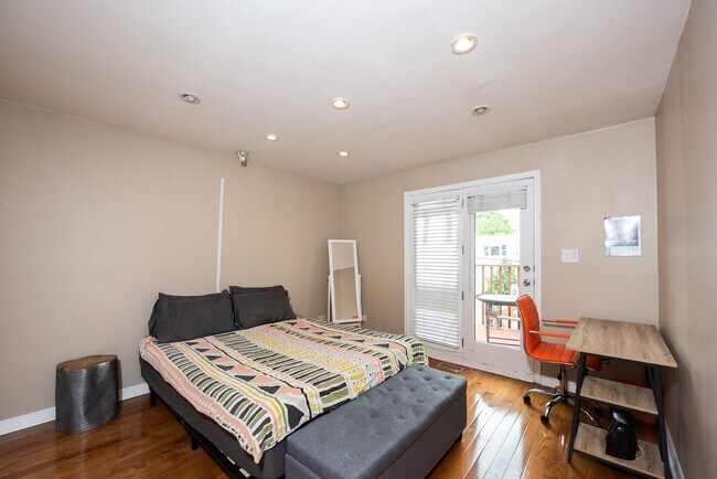 Foto del edificio - 2218 W Augusta Blvd