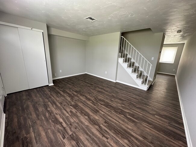Building Photo - Janet Circle