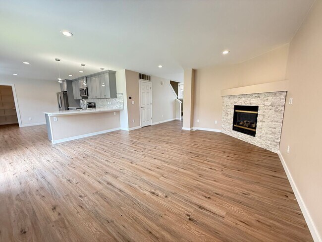Building Photo - Move in Ready Luxury 4 Bedroom, 2.5 bath h...