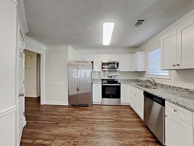 Foto del edificio - 1772 N Oak Dr