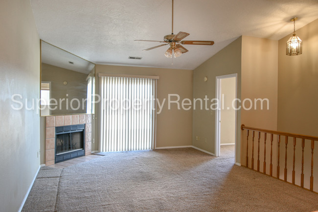 Building Photo - 3 bed 2.5 bath w/ 2 car garage