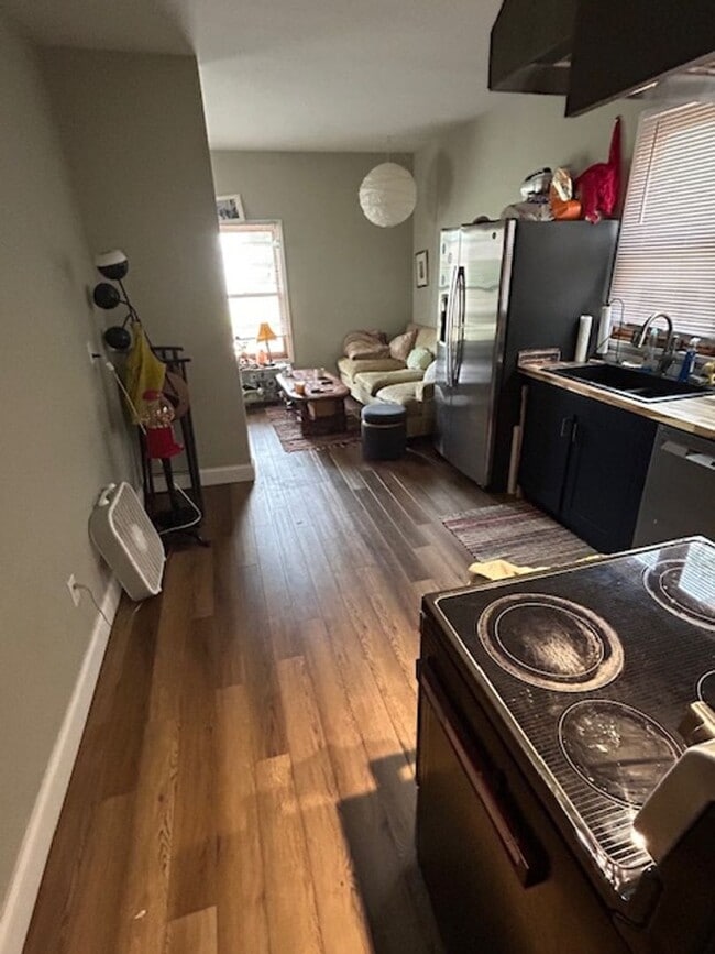 Building Photo - Contemporary 1BR/1BA - Location Meets Styl...