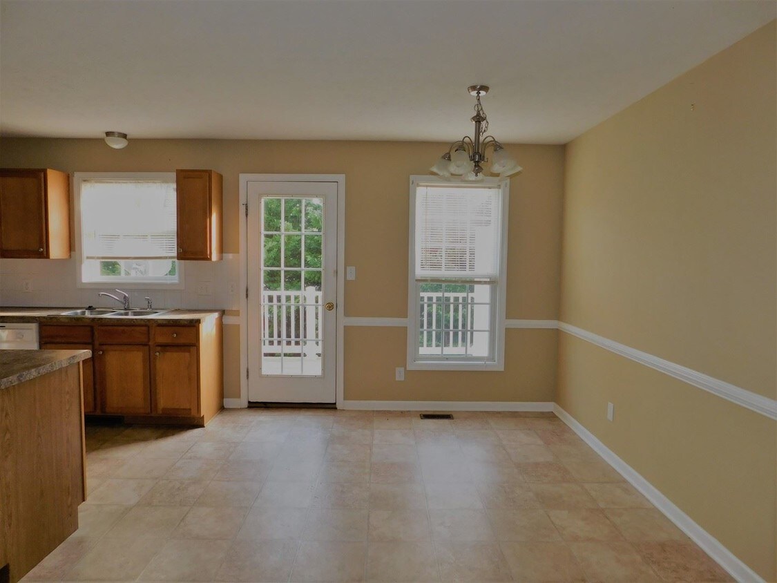 Building Photo - 1004 Middleview Dr