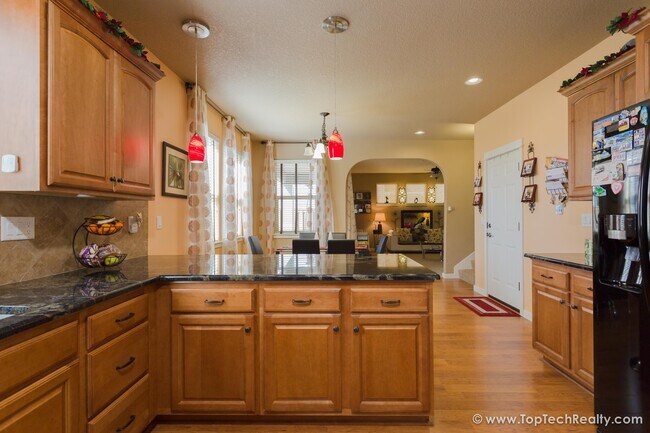 Foto del edificio - Stunning 3BD | 3BA | Luxury Single Family Home in Orenco | Near Intel & Park | Fenced Yard I Sola...