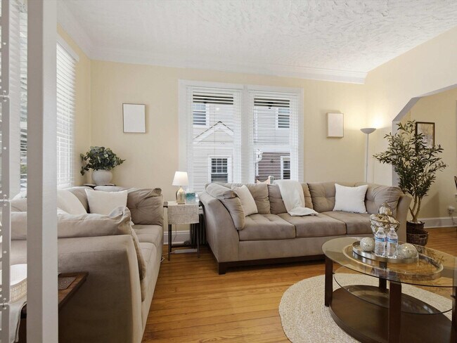 Foto del edificio - 2304 Burke Ave