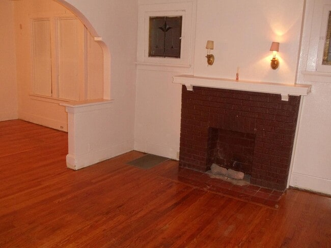 Building Photo - 2 Bedroom Brick Home $1095