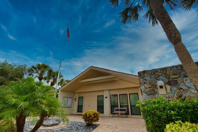 Foto del edificio - Seasonal Short-Term Villa located at Fairways of Capri with a Community Pool!