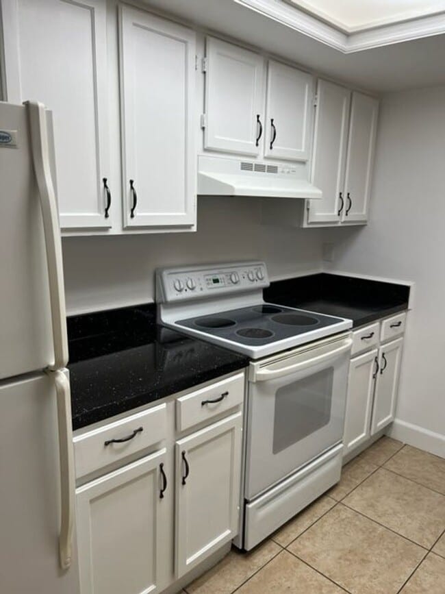 Building Photo - 5745 SW 10th Pl