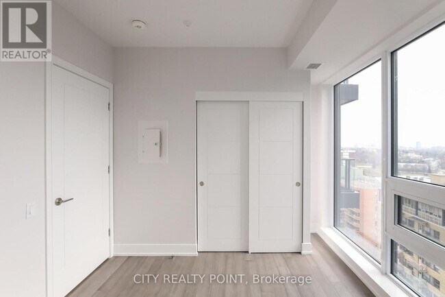 Photo du bâtiment - 2525-2525 Bathurst St