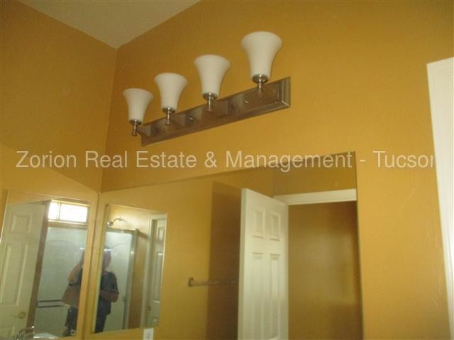 Building Photo - 4bd Beauty!!