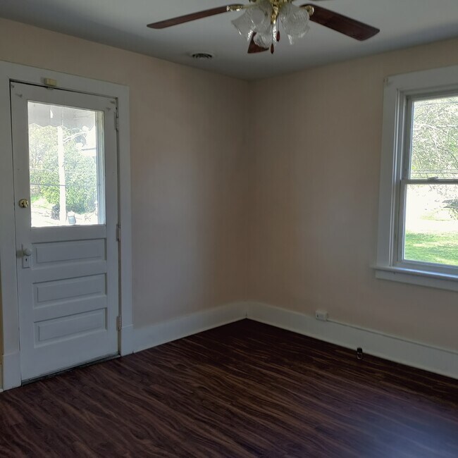 Livingroom 10x12 - 999 Beaver Rd