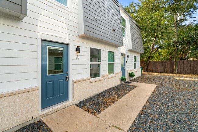 Building Photo - IN THE LOOP 2BD/1BA Brand New Finish Out /...