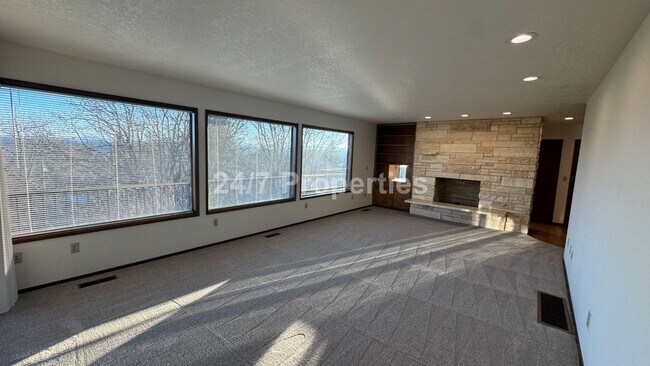 Foto del edificio - 3 BD I 3.5 BA Home - Separate Living Areas