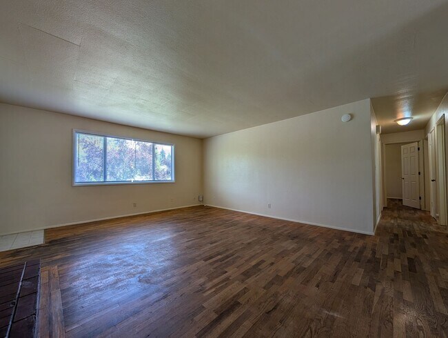 Foto del edificio - Ranch Style 3-Bedroom, 1-Bath Home In East Eugene!