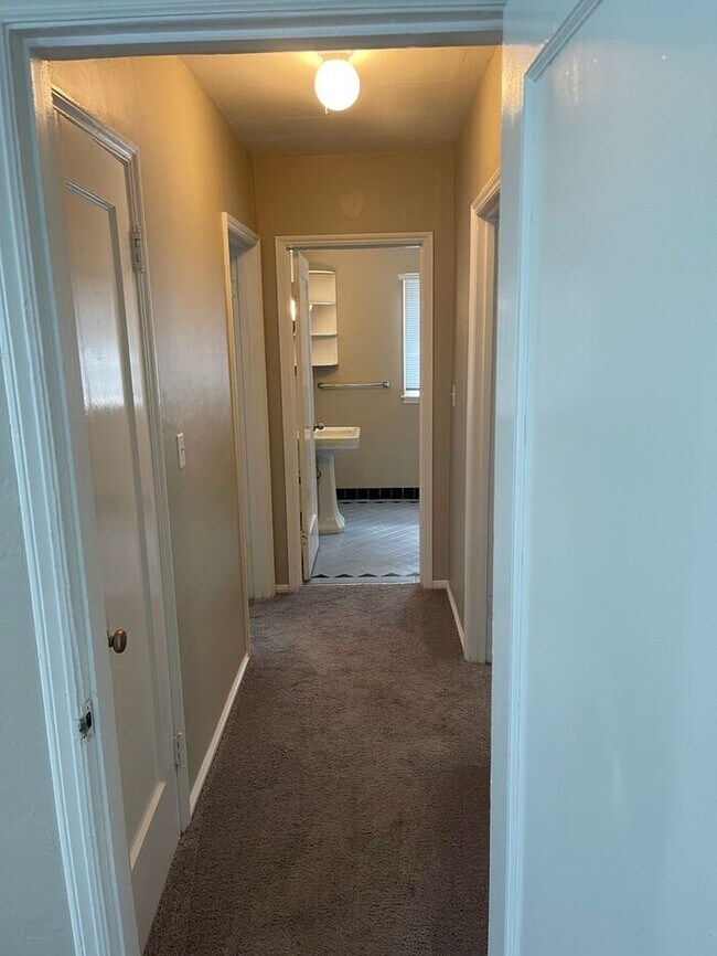 Building Photo - Great 2 bedroom 1 bath home