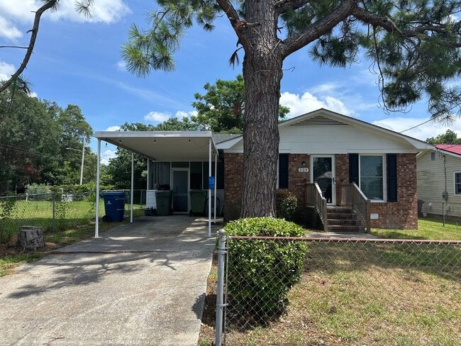 Building Photo - Renovated 3 Bed 1 Bath House