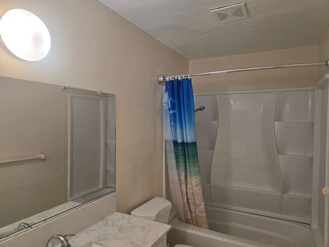 Building Photo - Newly Renovated 2 Bed / 2 Bath Downstairs ...