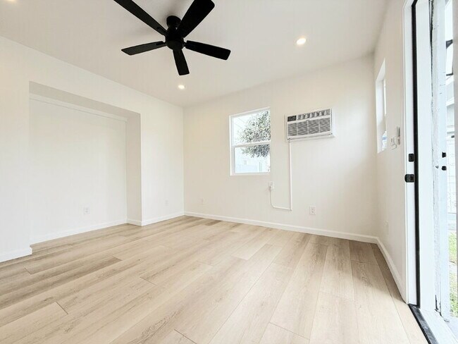 Foto del edificio - 1163 1/2 East 70th Street