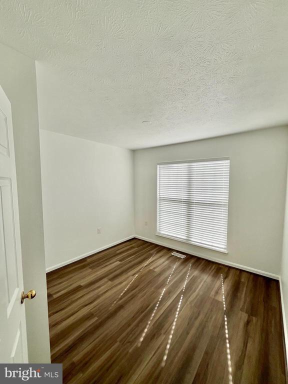Building Photo - 422 Nikki Terrace SE