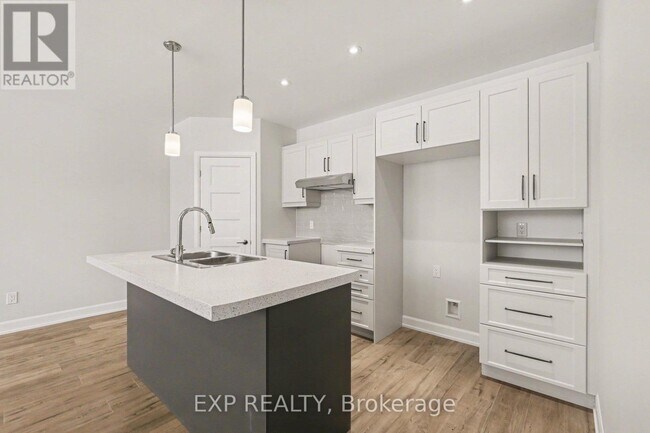 Photo du bâtiment - 440 Falcon Ln