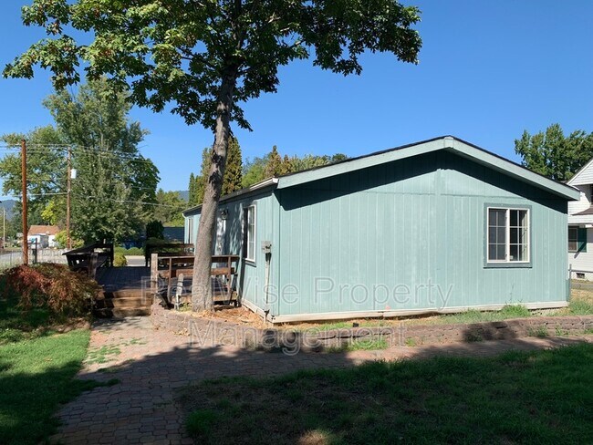Building Photo - 1051 SE Grandview Ave