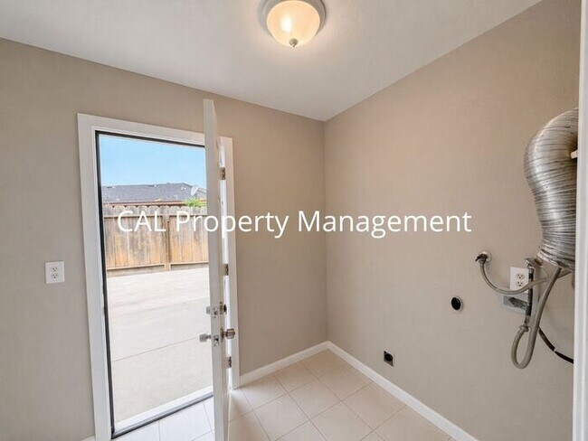 Foto del edificio - Spacious 4-Bedroom Home with 2-Car Garage & Backyard Oasis
