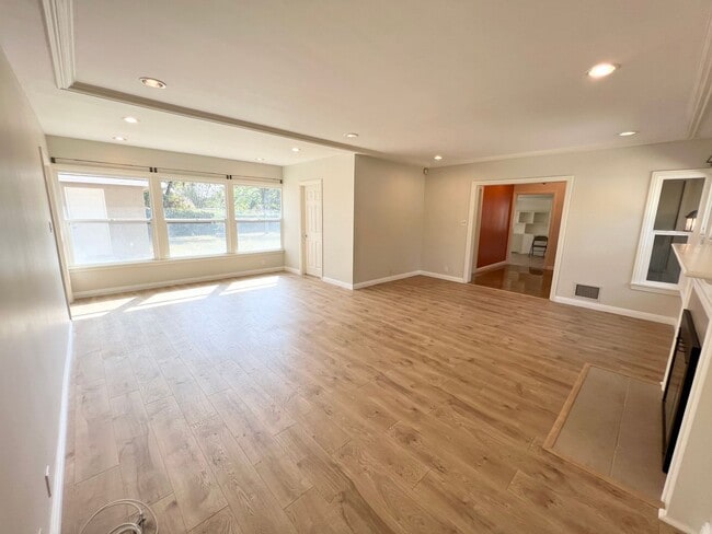Building Photo - *** Gorgeous 4 bed 3 bath Single Family Ho...