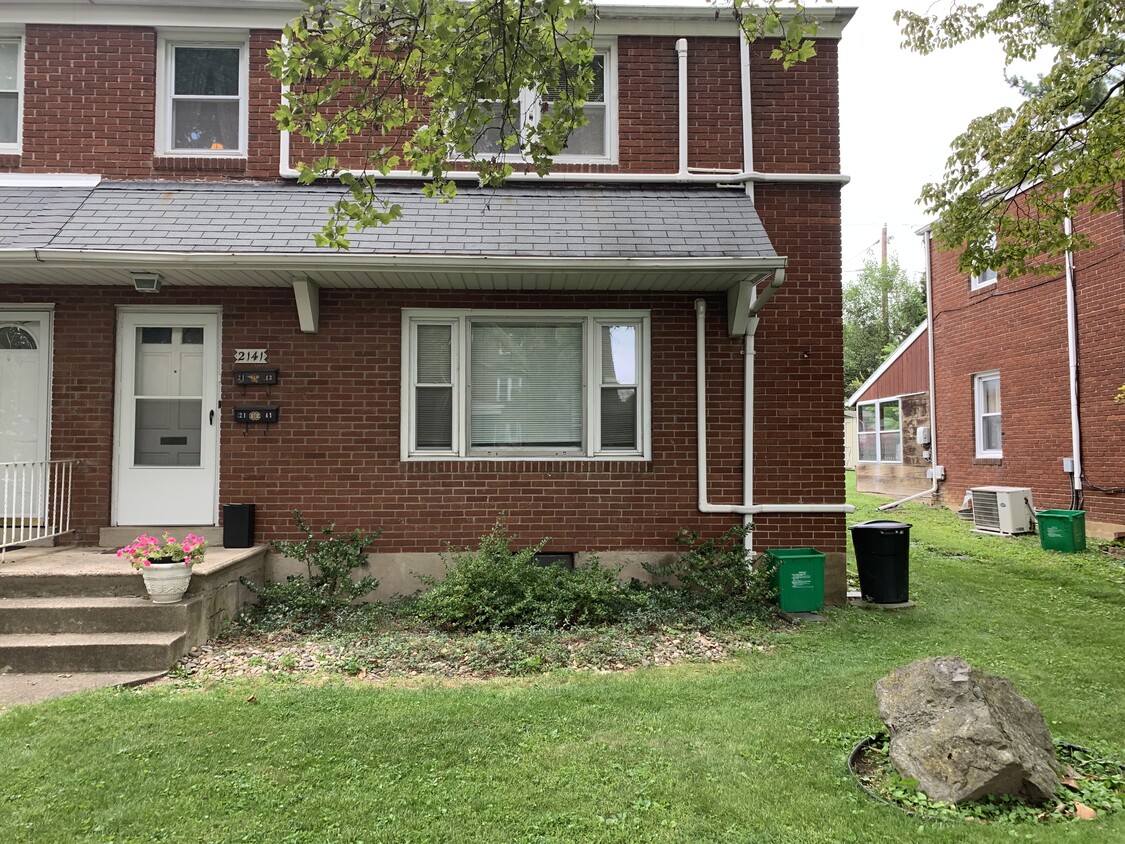 Front & Entry - 2141 W Highland St