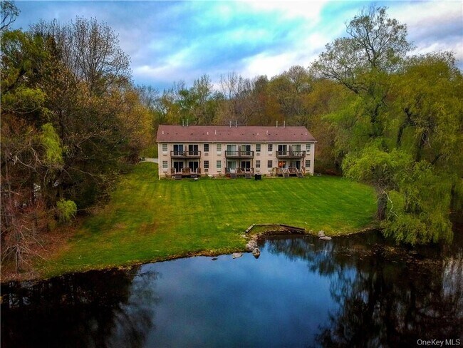 Foto del edificio - 22 Lake Lodge Dr