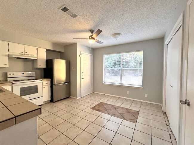 Foto del edificio - 2203 Granberry Dr