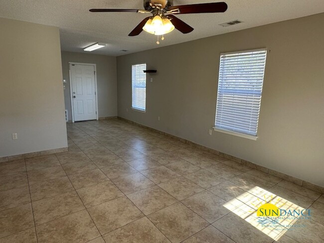 Building Photo - Great 2 Bedroom 1 bath Duplex in Navarre!