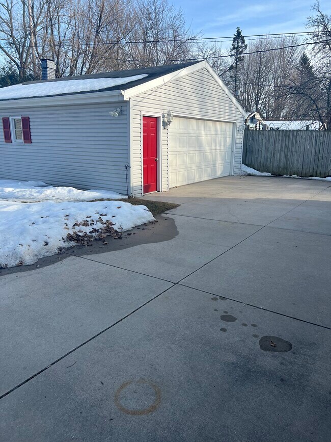 Extra concrete/patio space - 2624 S Kernan Ave