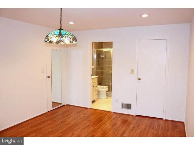 Building Photo - 221 Woodmill Dr