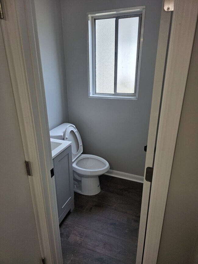 Building Photo - NEWLY RENOVATED 2 BEDROOM WITH WASHER & DR...