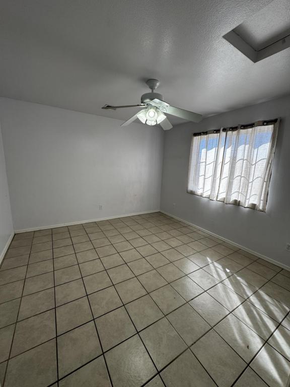 Foto del edificio - 3358 E Ames Ave