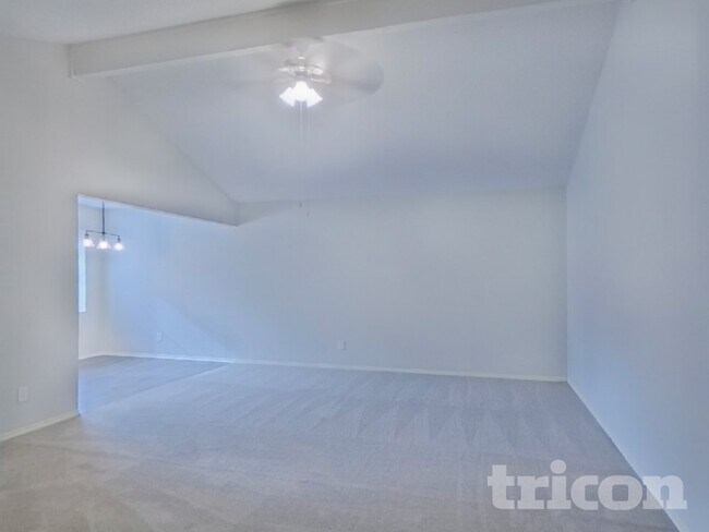 Building Photo - 537 Greenway Dr