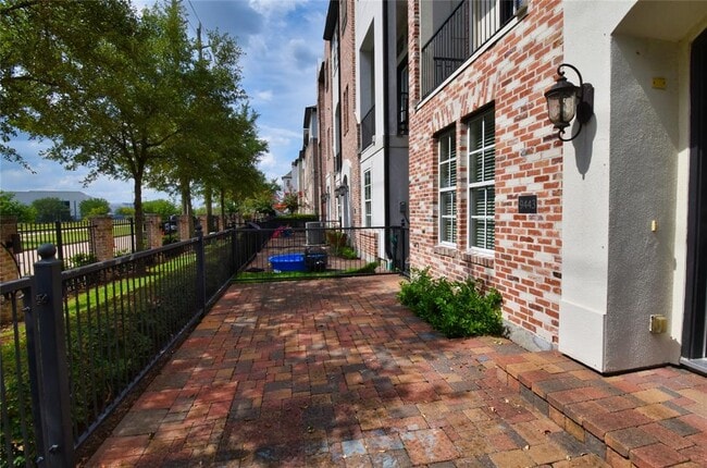 Building Photo - 9443 Fannin St