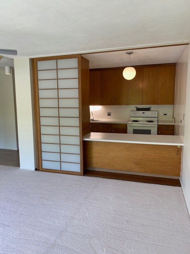 Foto del edificio - A one bedroom, one bath, NO parking apartm...