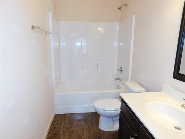 Building Photo - 40 Brentwood Ln