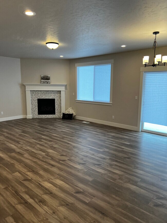 Large living room with fireplace - 4651 E Musselshell Dr