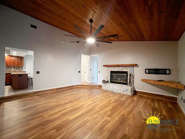 Foto del edificio - Custom home at the end of a large cul-de-s...