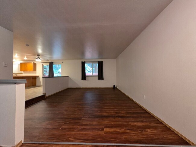 Building Photo - Charming Rambler in Gated Clearwood Community