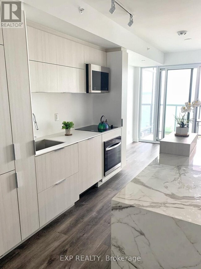 Building Photo - 370 Martha St