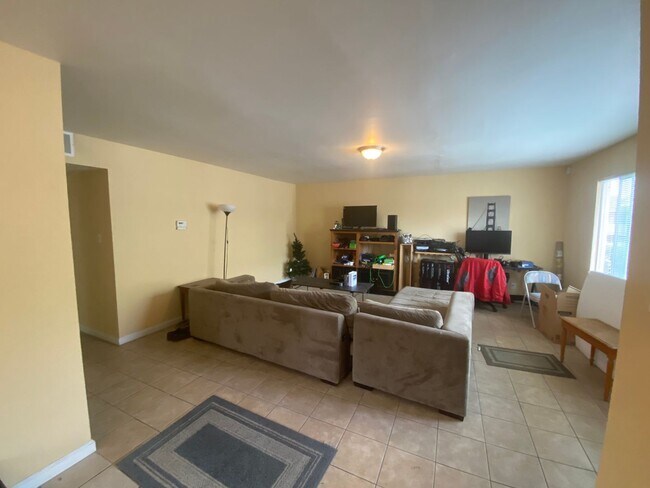 Foto del edificio - 2021 Sierra Rd