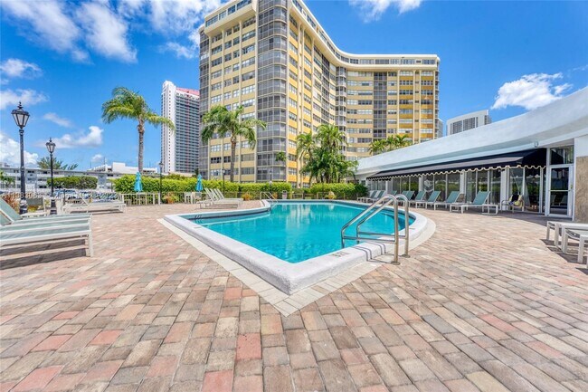 Foto del edificio - 100 Golden Isles Dr